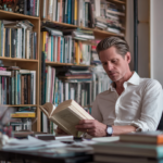 ⓒ 2026 Rich & Rich An accomplished investor immerses himself in reading to cultivate deep insights and mental discipline.